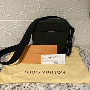 Louis Vuitton Taiga Anton Pochette Messenger Bag